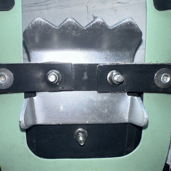 EUC Yukon Charlie’s Youth 7 x 16 Green Camo Aluminum SnowShoes - Picture 9 of 12